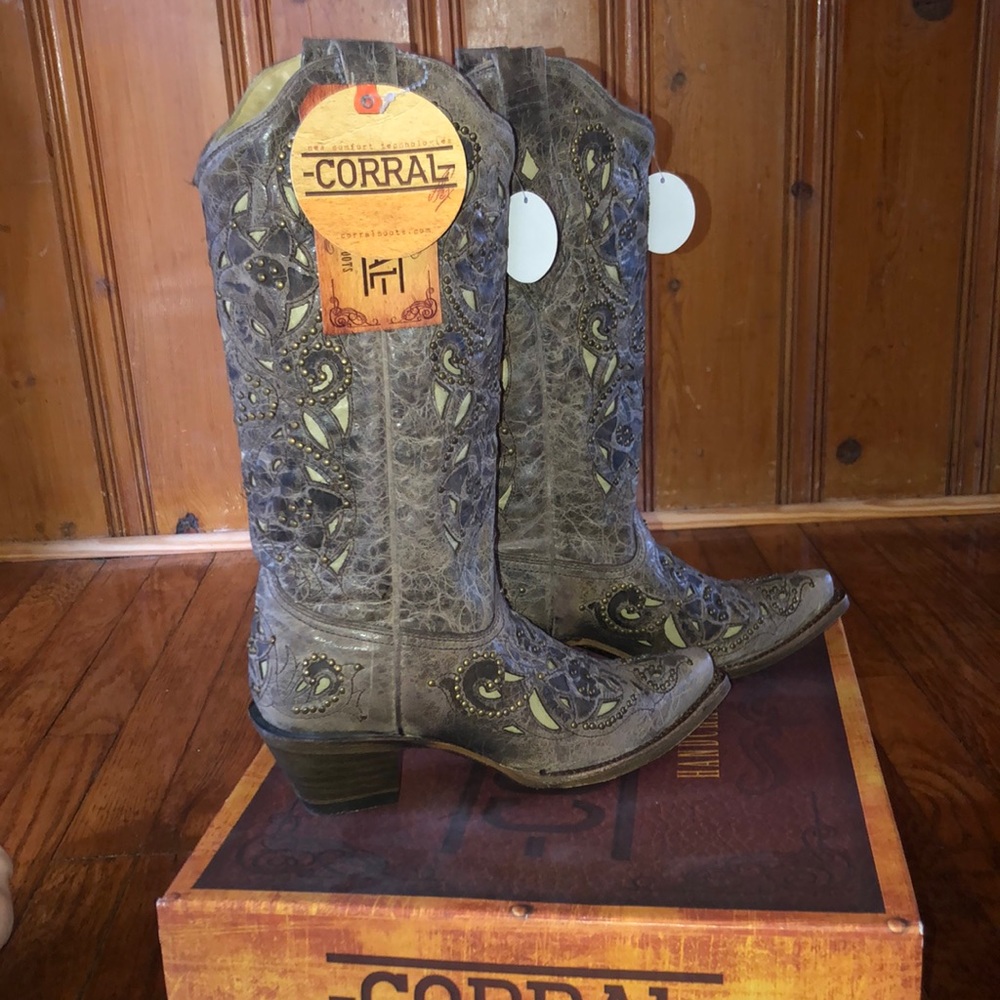 Corral Boots; Brown Crater Bone Inlay & Studs - Picture 3 of 5